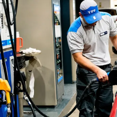 Cómo ahorrar al cargar combustible en septiembre: descuentos de hasta 30%