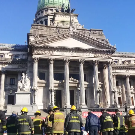 Los bomberos voluntarios hicieron sonar sus sirenas en todo el país para reclamar fondos