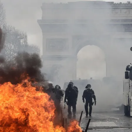 Francia busca contener los disturbios con toques de queda localizados tras una ola de saqueos y violencia