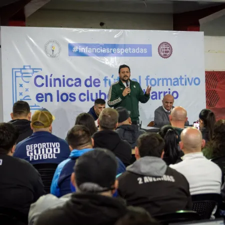 Emmanuel Santalla y Nicolás Russo encabezaron una Clínica de Futbol para clubes de barrio