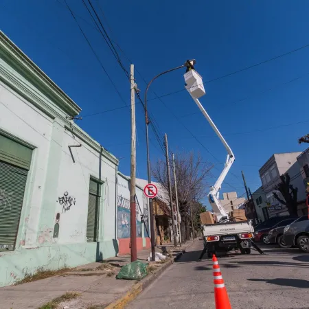 Lanús instaló 70 nuevas columnas de iluminación LED en Villa Caraza