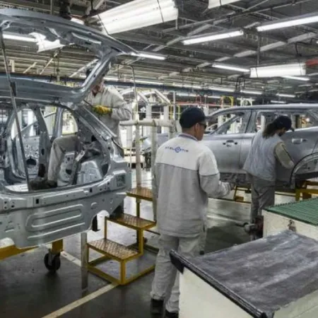 Stellantis frenó la producción y adelanta vacaciones por la caída de las ventas