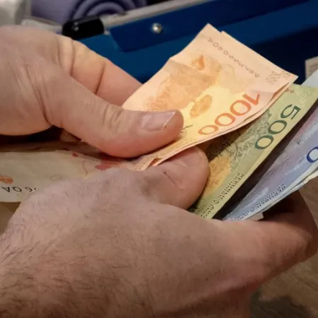 Noviembre llega con aumentos en transporte, salud y educación: el impacto en el bolsillo